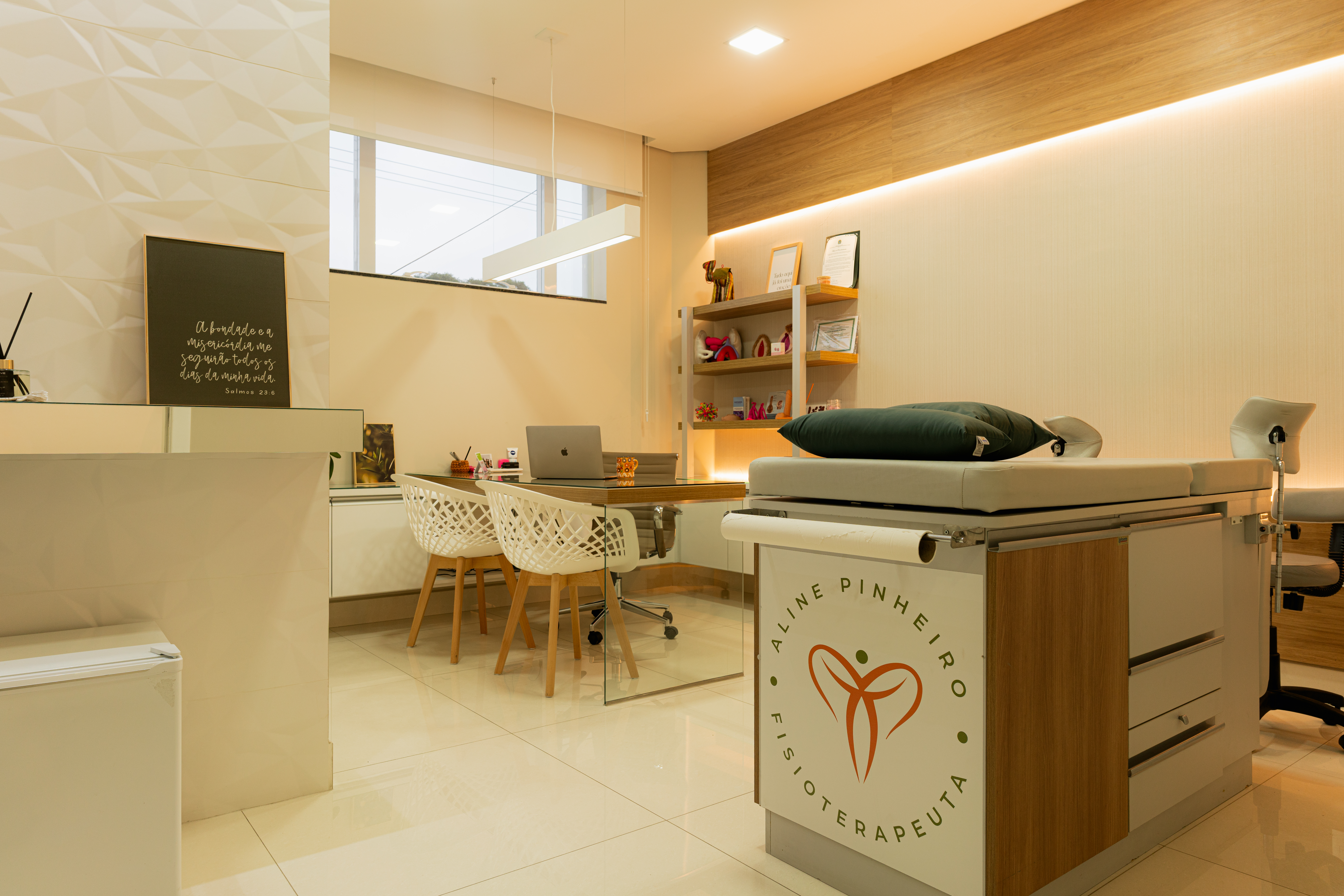 Interior da clínica Aline Pinheiro – ambiente moderno e acolhedor